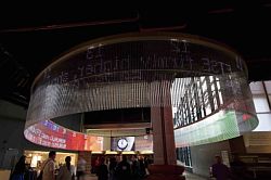 倫敦博物館這面LED顯示墻采用了透明模克隆管,內裝有線性LED單元,保護顯示墻免受外界的影響